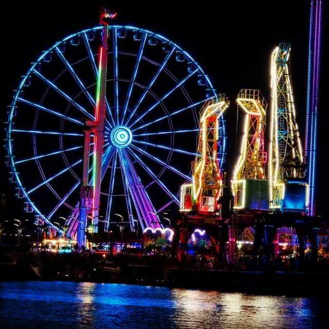 Just another Friday night in Szczecin 🇵🇱

#nightphotography #farriswheel #amusementpark #szczecin #iluminacjeszczecin #illumination #colorful #crane #reflection #instamoment #instagood #poland #polska #dziendobry #sonyphotography #hx90 #weekend #travelphotography #travel #travelgram #nightlife #piątek #river #stettin #vakantie #reisen #lightning #summervibes #polskajestpiekna #holidayparkszczecin