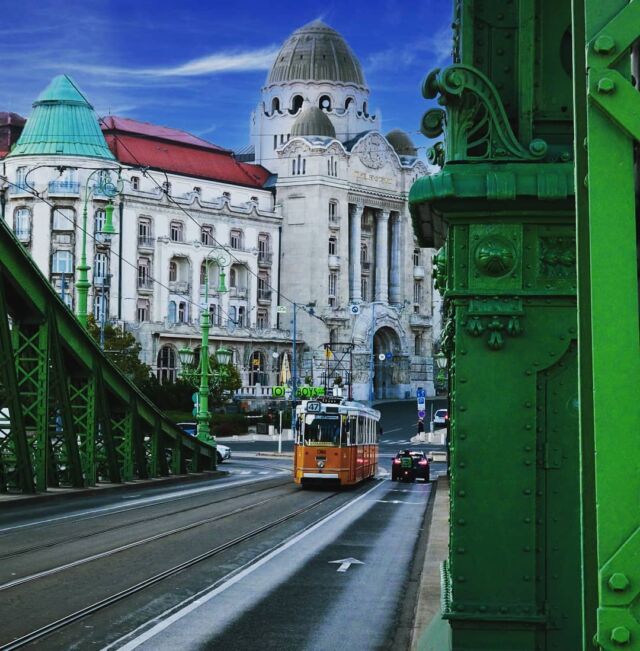 Liberty bridge 🌉 connecting Buda and Pest 🇭🇺
.
.
.
#budapest #hungary #bridges #bridge #amateurphotography #travelphotography #sonyphotography #instatravel #instagood #instamoment #travelingram #reizen #vakantie #cityphotography #streetphotography #tram #traveling #reisen #urlaub #wakacje #hx90 #citytrip #weekendjeweg #magyarország #bkkbudapest #citylife #europetravel #libertybridge #colorful #iamwizztraveller