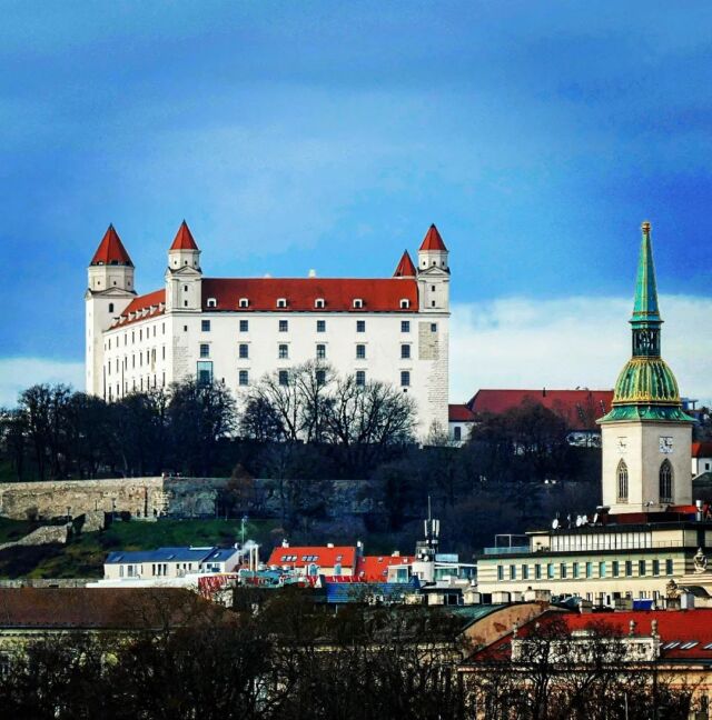 Ever since seeing EuroTrip (2004)📼 I've been telling myself; one day I will make it to Bratislava 🇸🇰 Luckily I managed to explore the city earlier this year and what a memorable visit it was! ✅

📍 Bratislava Castle

#bratislava #slovakia #castle #travelphotography #instatravel #amateurphotography #panasoniclumix #instagood #architecturephotography #schloss #reizen #slowakei #slowaki #europe #europetravel #bratislavskyhrad #blueskies #travelholic #travelgram #travel #slovensko #vakantie #reizen #eurotrip #kasteel #